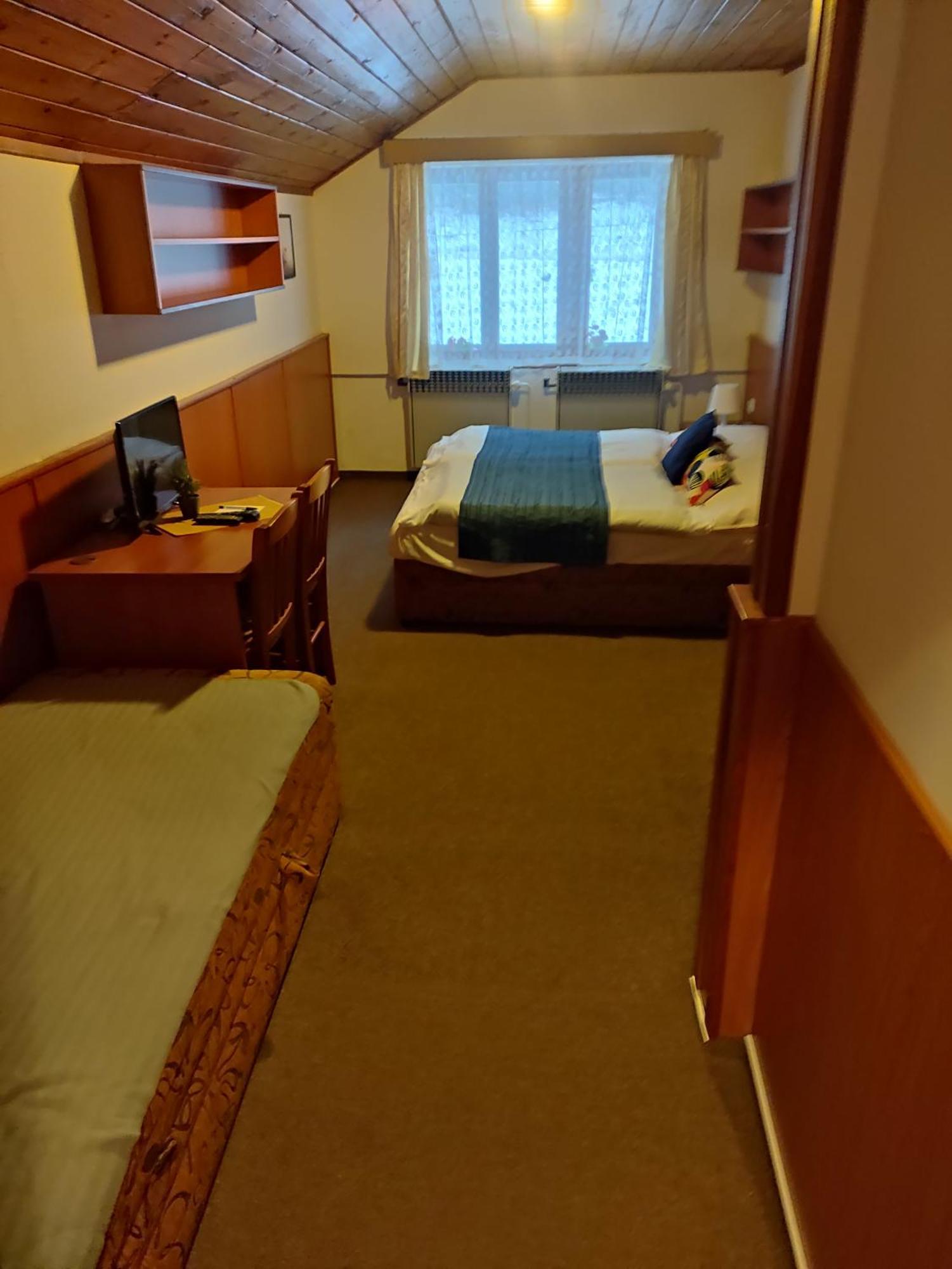 Hotel Maredis Rero Korenov Exterior photo